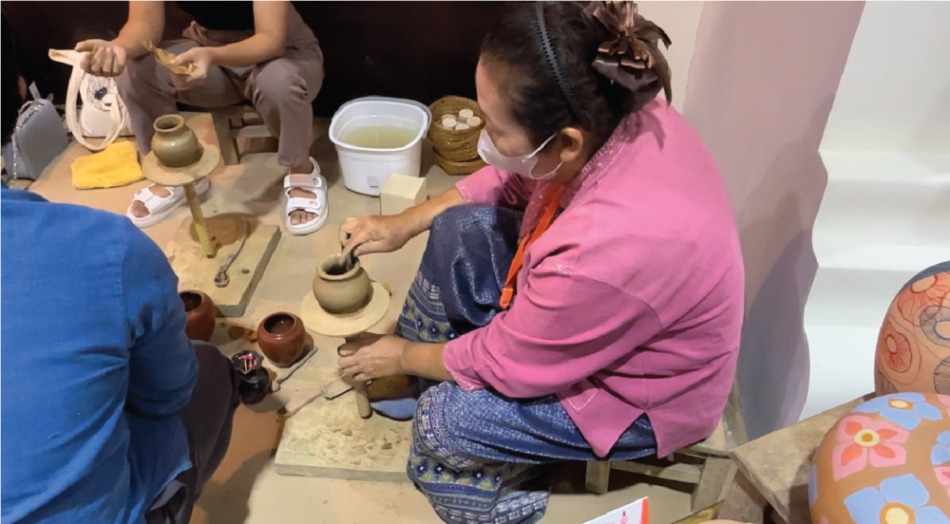 「バーンムアンクン」の陶芸家による陶器作りのワークショップ