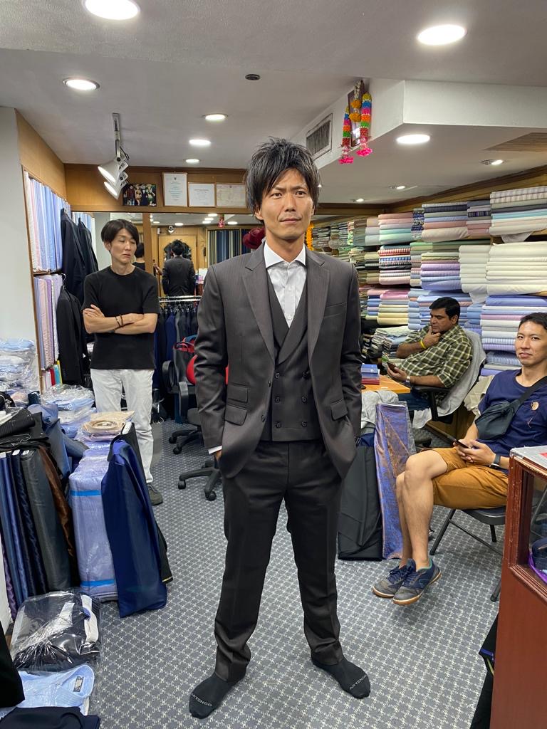  3ピーススーツを仕立てた日本人男性