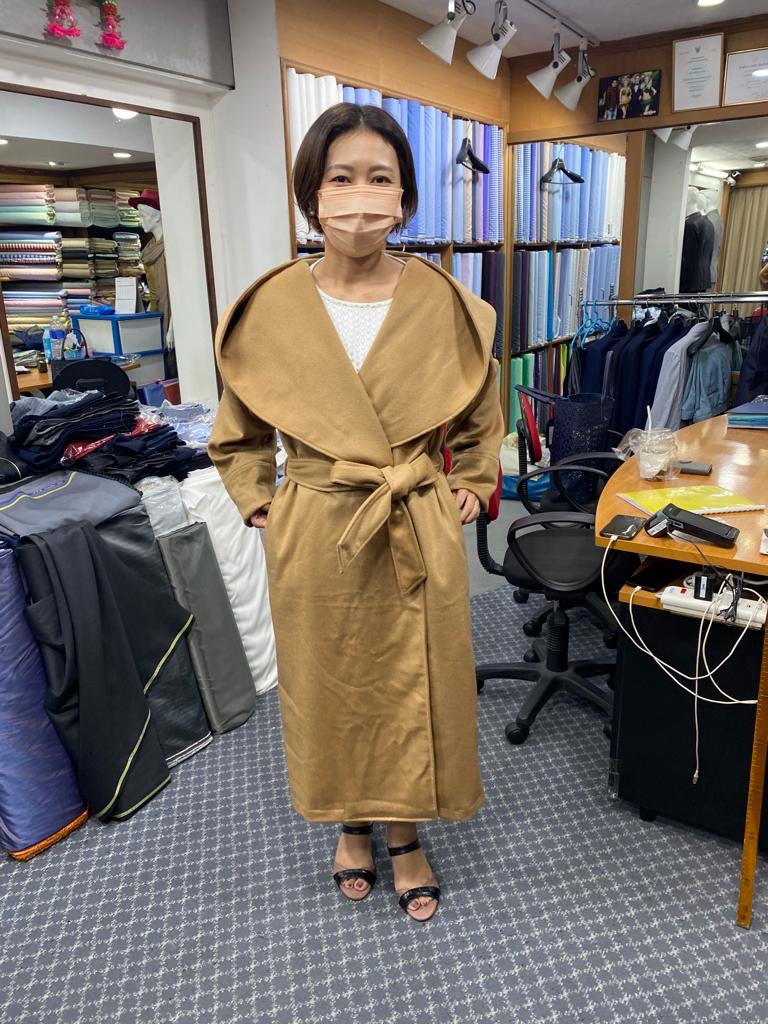 コートを仕立てた日本人女性