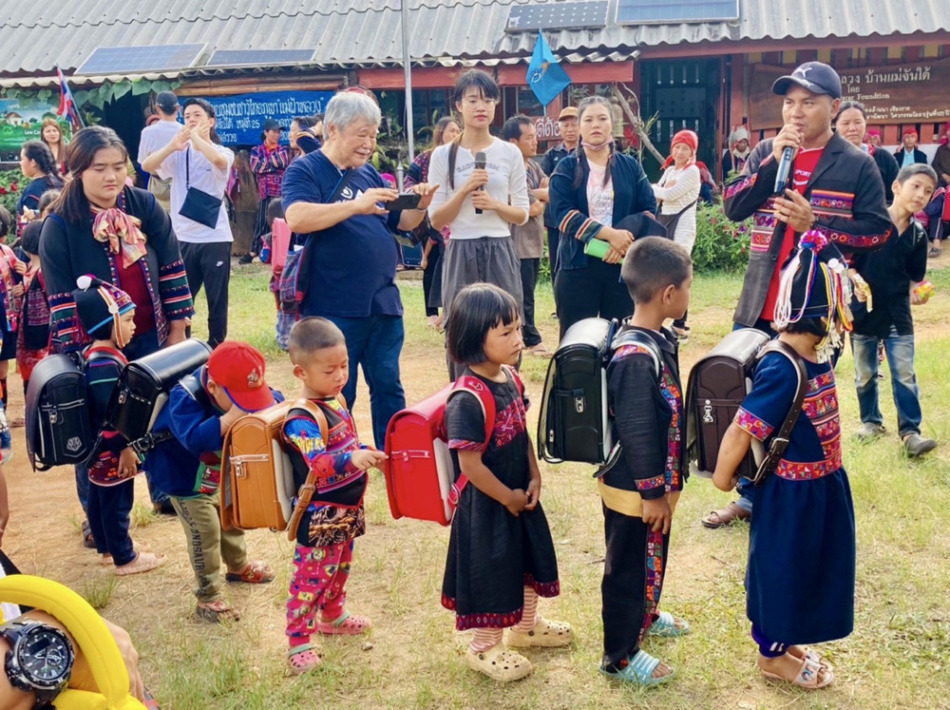 日本のランドセルを待つ村の子供達