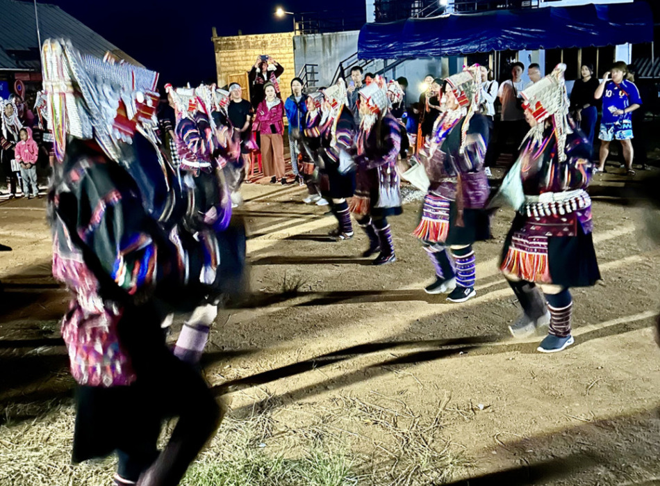 アカ族の踊りでツアー参加者を歓迎