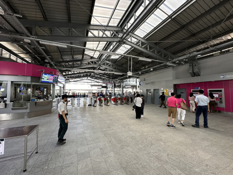 ピンクラインのワットプラシーマハータート駅の改札口は天井が高くて広々としている