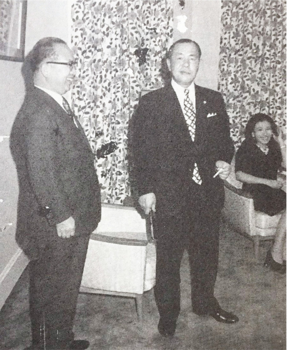1974年1月来タイした田中首相と西野さん（左）後方は娘の真紀子さん 写真提供:西野順治郎
