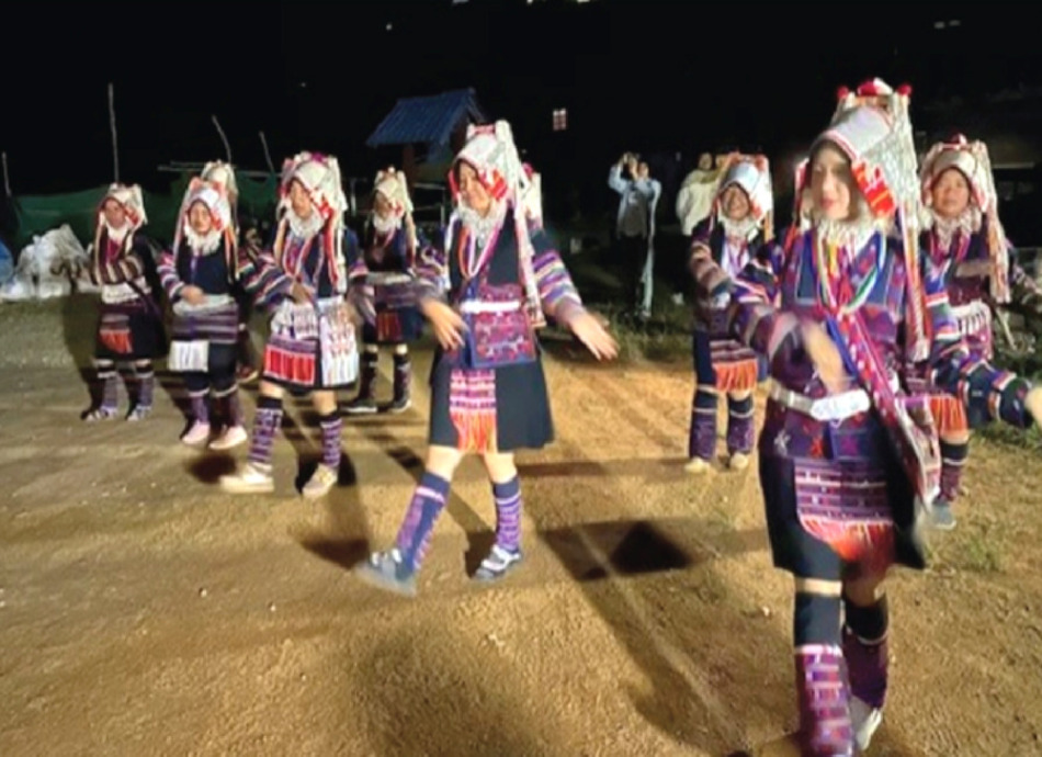 「アカメーチャン・タイコーヒーショップ」アカ族の伝統舞踊
