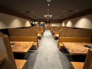 「焼肉 広島」6人座っても十分広いボックス席が7つ 