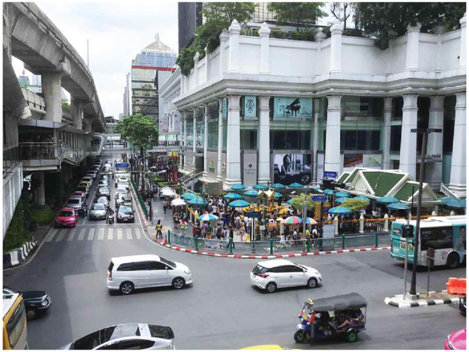 写真キャプションラーチャプラソン交差点にあるエラワン祠:著者撮影
