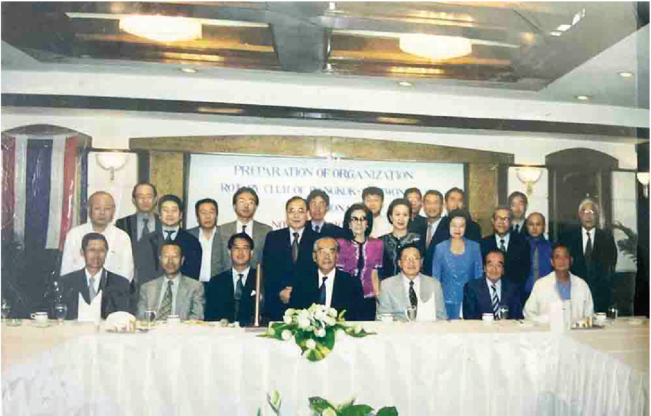 スリオンロータリークラブの例会にて中央が石原さん:著者撮影