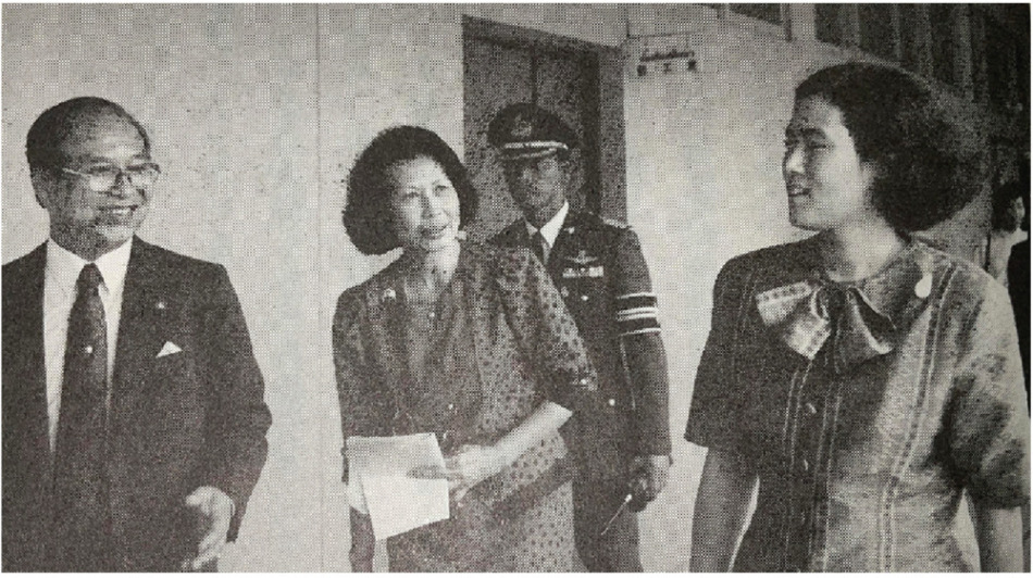 1989年5月 シリントーン王女をお迎えする日本人学校理事長の西野さん(中央はコスムマネージャー)