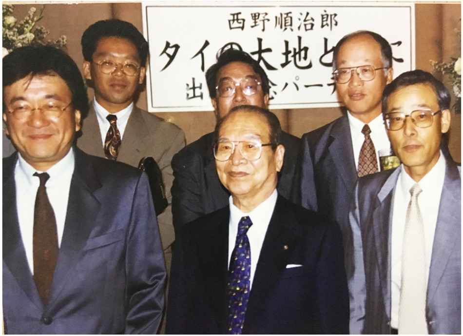 「タイの大地とともに」出版記念会にて、中央が西野さん:著者撮影