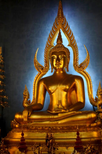 チナラート仏を模倣した金色の仏像