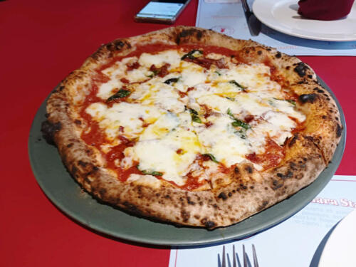 トマトバースでカンパニア州のモッツァレラチーズを使用したピザ「Diavola