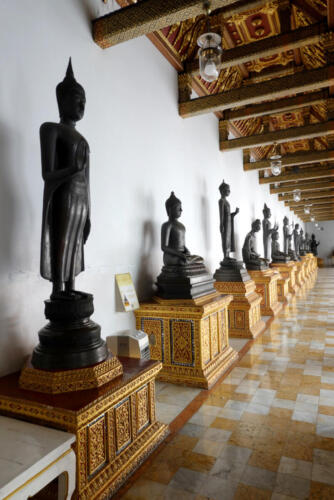 回廊には世界各国から集められた52体の仏像が並んでいる