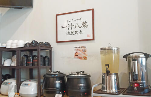  味噌汁、カレー、お茶コーナー